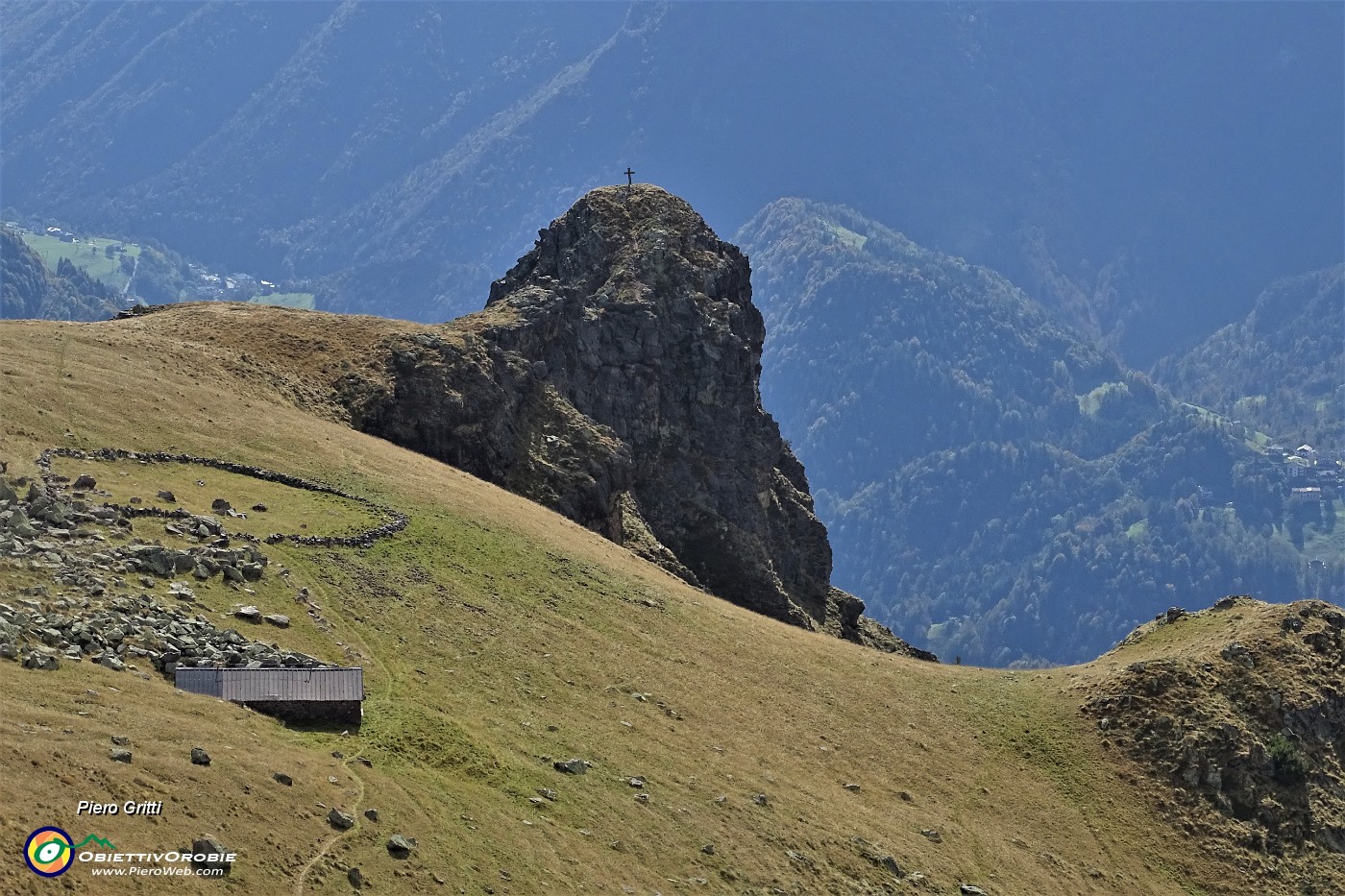 61 Vista dal Monte Mincucco sul Baitone Mincucco con barek e sullo sperone roccioso con la croce lignea.JPG